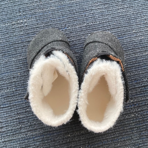 Tom’s baby cuna booties size 4 - Picture 3 of 5